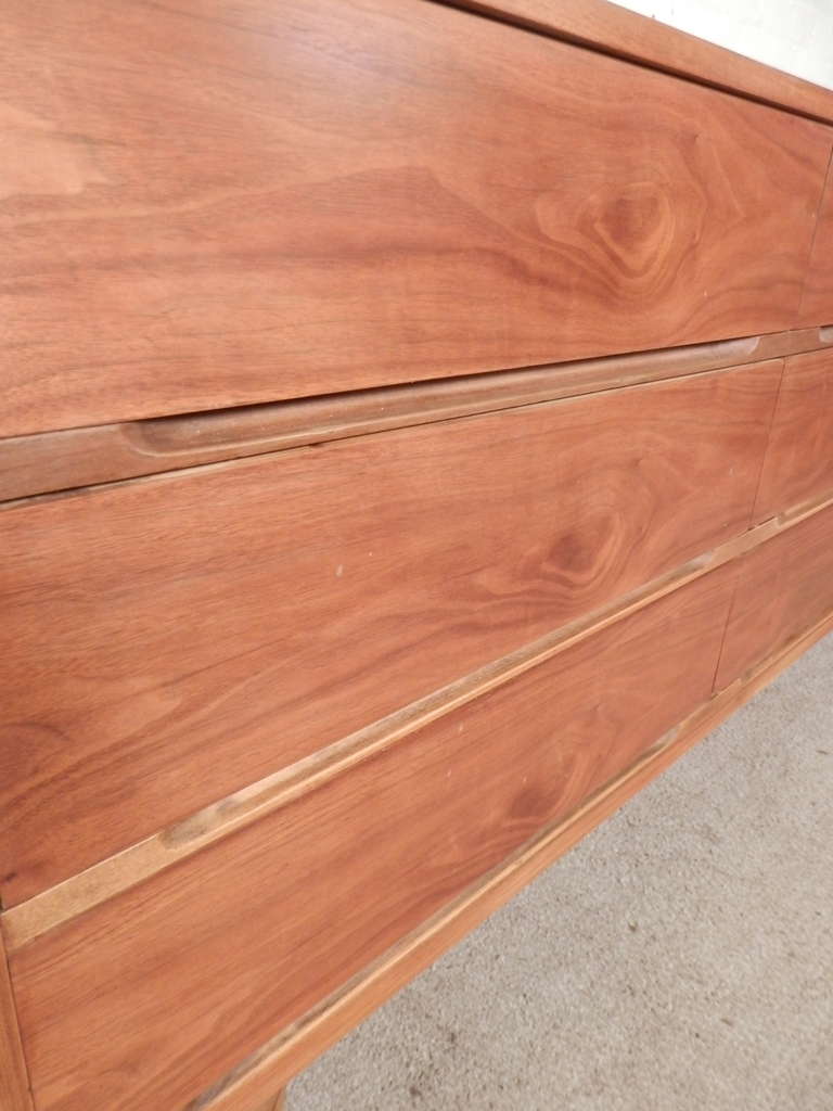 Simple Mid-Century Modern Dresser In Excellent Condition In Brooklyn, NY