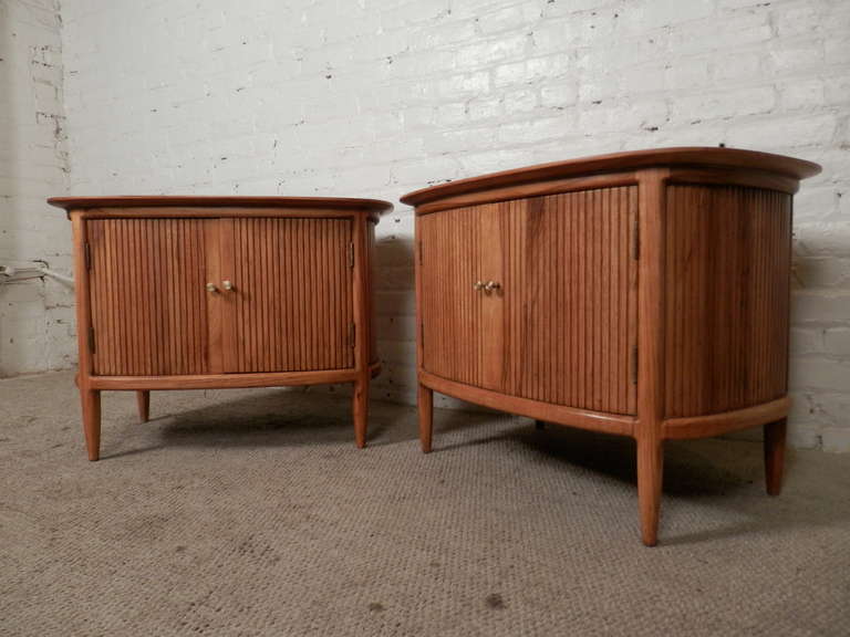 Pair of mid-century nightstands with an unusual oval shape. Carved detailing all around, cone legs, nice blonde coloring. Great as bedside or sofa tables.

(Please confirm item location - NY or NJ - with dealer)