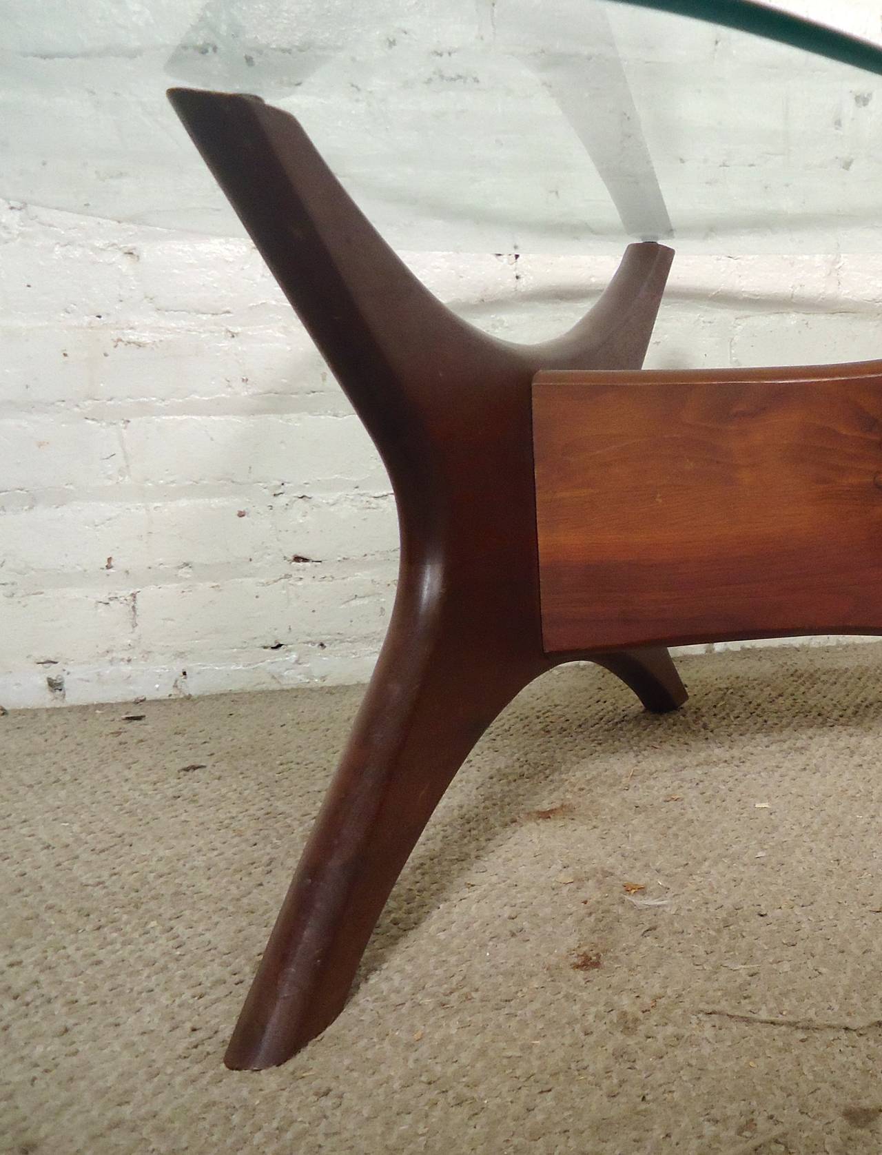 Mid-Century modern coffee table with kidney shaped glass top. Great design, simple and stylish. 

(Please confirm item location - NY or NJ - with dealer)