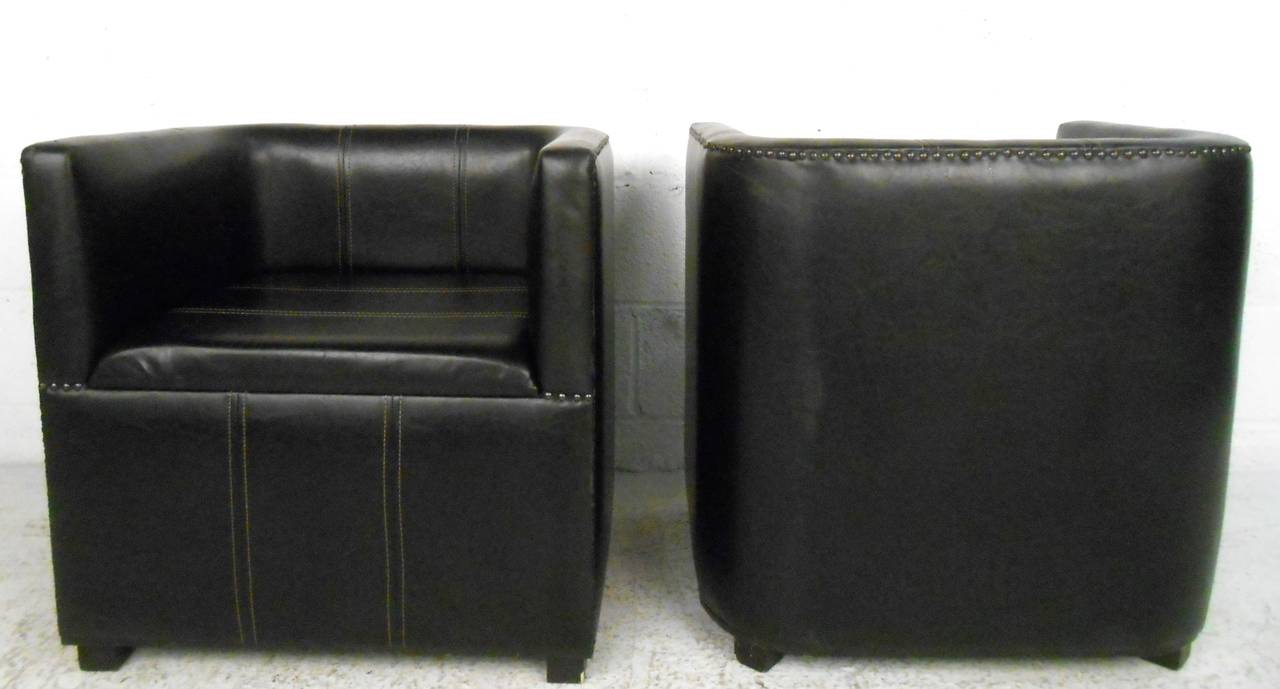 20th Century Pair of Mid-Century Modern Style Leather Club Chairs For Sale