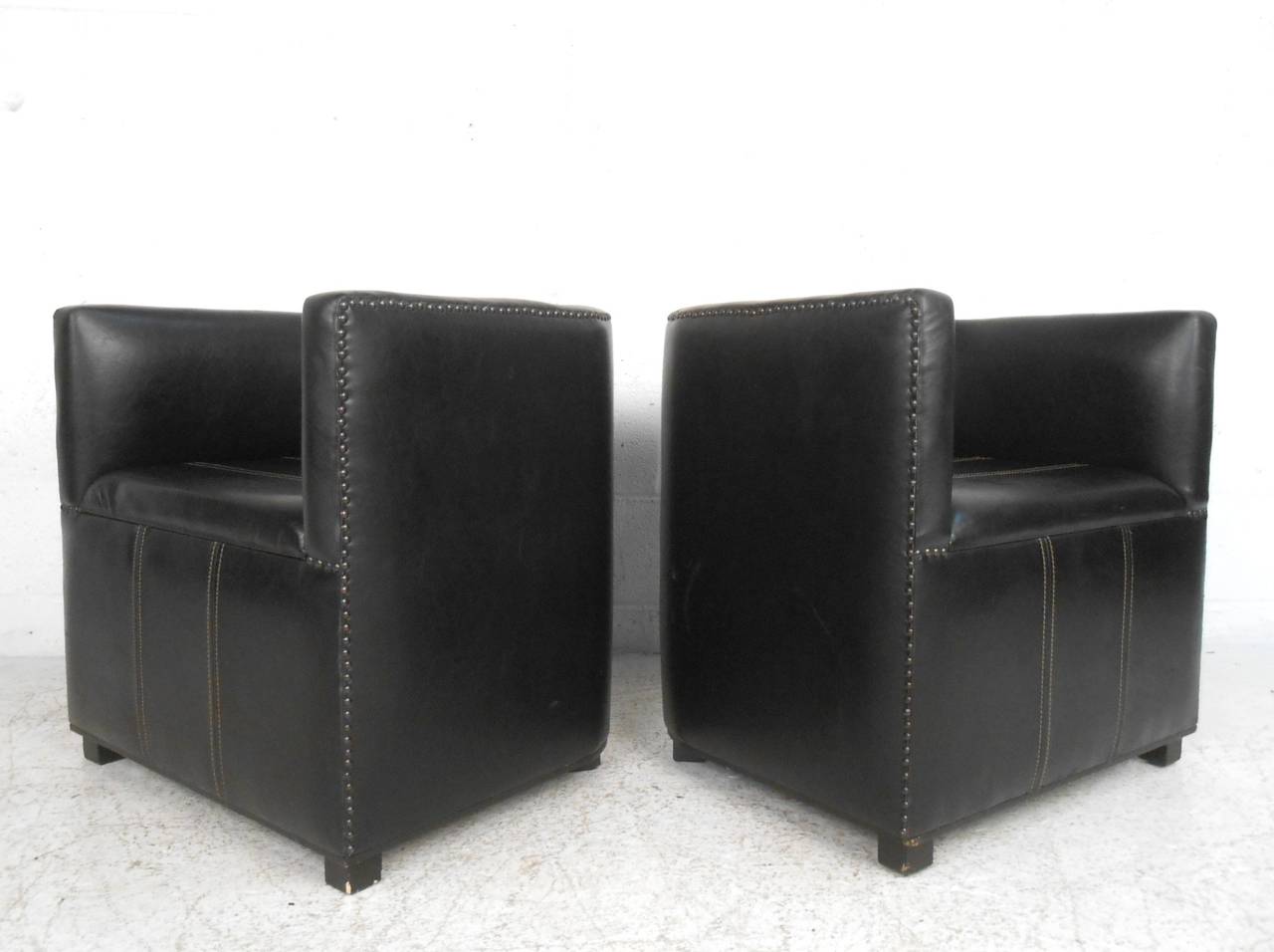 20ième siècle Paire de fauteuils club en cuir de style moderne du milieu du siècle dernier en vente