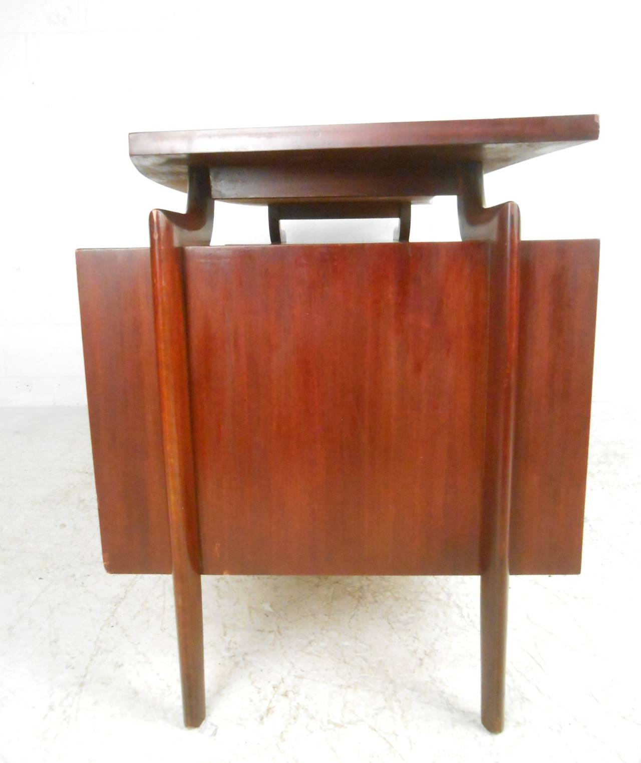 Mid-Century Modern Floating Top Desk with Chair by Tri-Bond In Good Condition In Brooklyn, NY