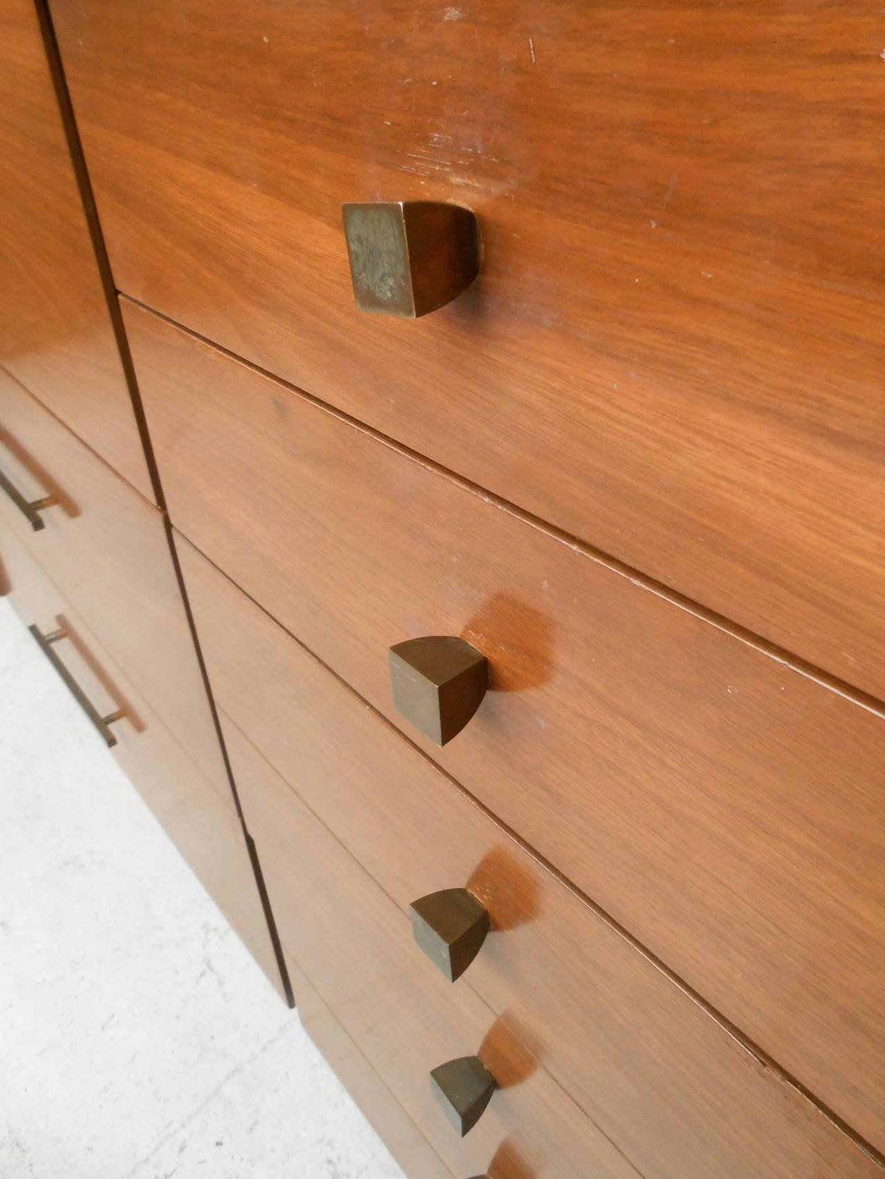 Unique Mid-Century Modern Ten-Drawer Dresser by John Stuart 4