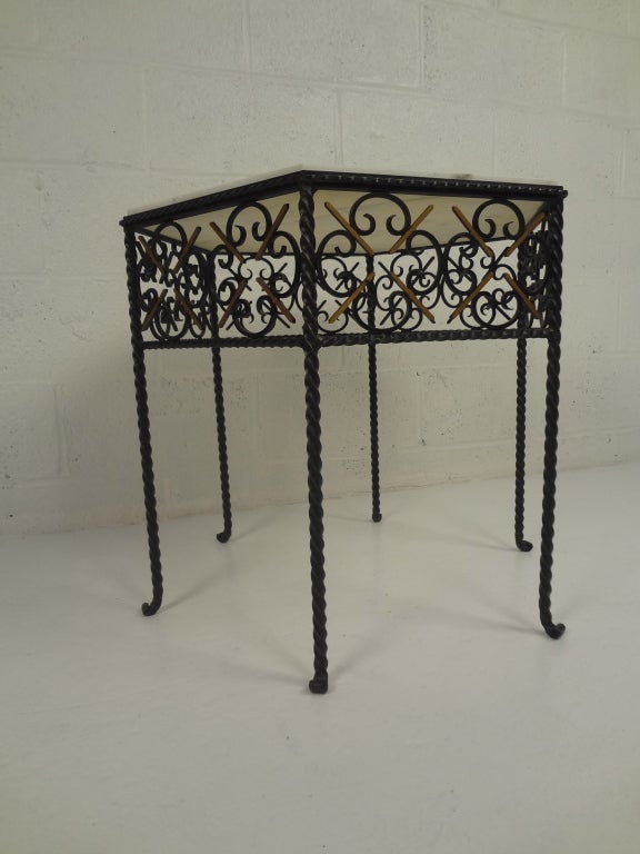 Der dekorative Eisentisch mit Marmorplatte ist eine elegante Vintage-Ergänzung für jede Sitzecke. Bitte bestätigen Sie den Standort des Artikels (NY oder NJ).