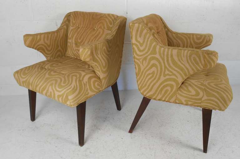 Einzigartige gepolsterte Sessel aus der Mitte des Jahrhunderts sind eine auffällige Deko-Ergänzung für Sitzgelegenheiten zu Hause oder im Büro. Bequeme und dennoch kompakte Beistellstühle bringen modernes Vintage-Flair in jede Einrichtung. Bitte