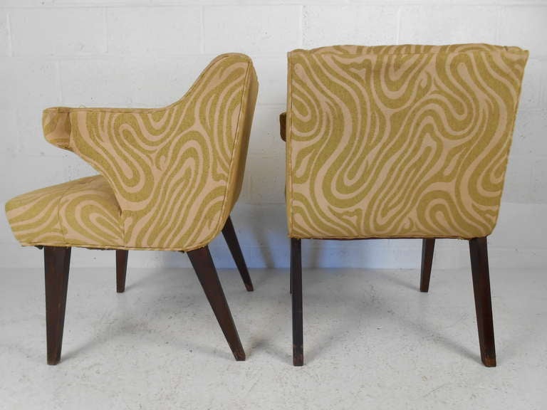 Moderne Vintage-Dekorationsstühle mit gebogenen Armlehnen (Moderne der Mitte des Jahrhunderts)