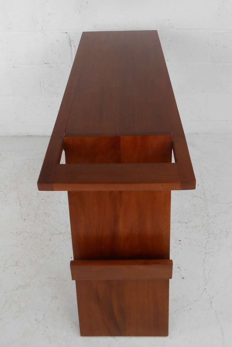 Mid-Century Console or Magazine Table In Good Condition In Brooklyn, NY