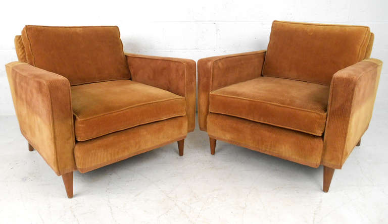 This vintage pair of lounge chairs features McCobb style legs and lines, as well as a unique corduroy upholstery. Please confirm item location (NY or NJ).