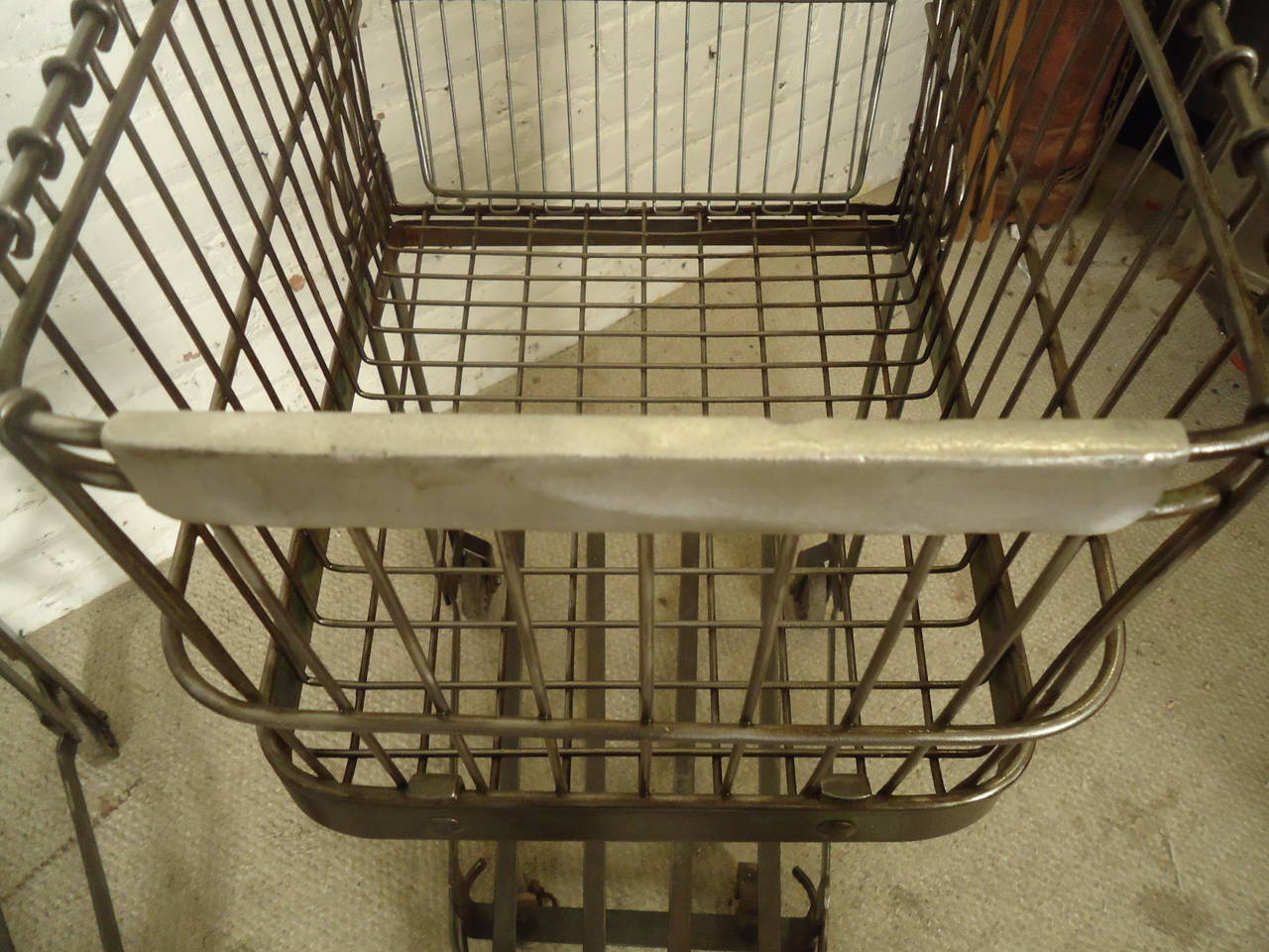 Single Industrial Metal Vintage Cart In Distressed Condition In Brooklyn, NY