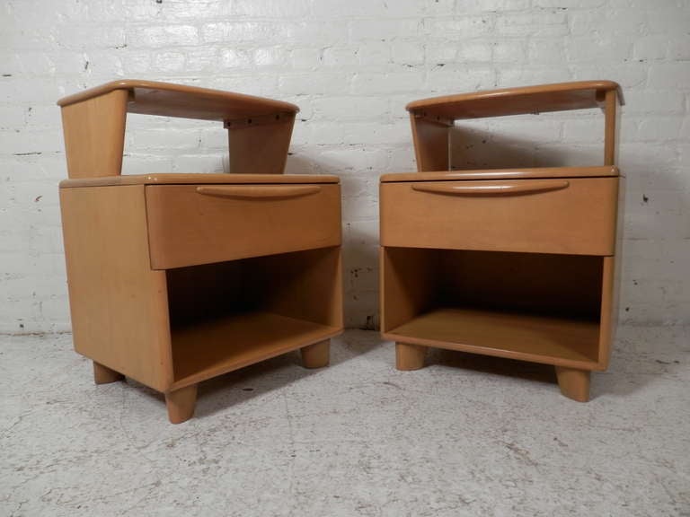 Pair of vintage nightstands by Heywood Wakefield in original golden champagne finish. Top floating shelf, single drawer, plus open cabinet space. Beautiful rounded edges in light birch wood.

(Please confirm item location - NY or NJ - with dealer)