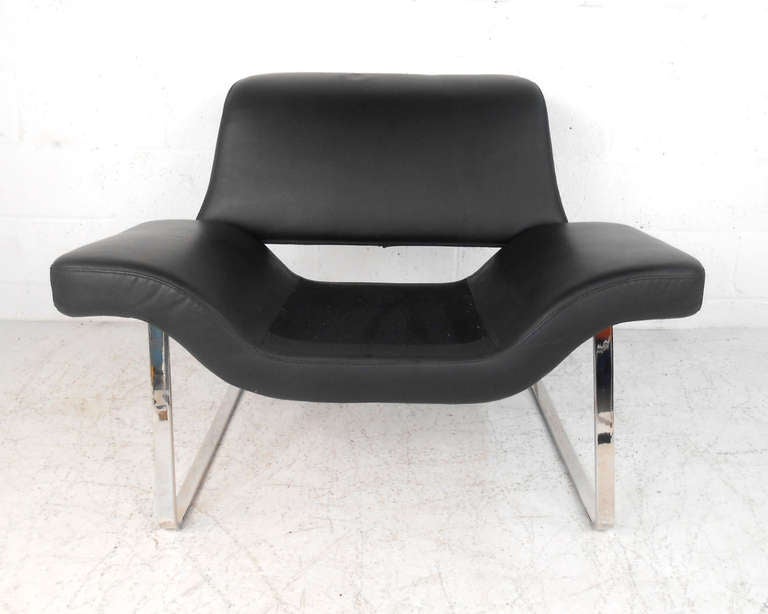 Stylish Contemporary Modern Club Chair In Good Condition For Sale In Brooklyn, NY