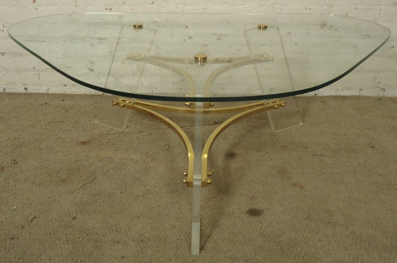Américain Table basse du milieu du siècle dernier en lucite et base en laiton de Charles Hollis Jones en vente
