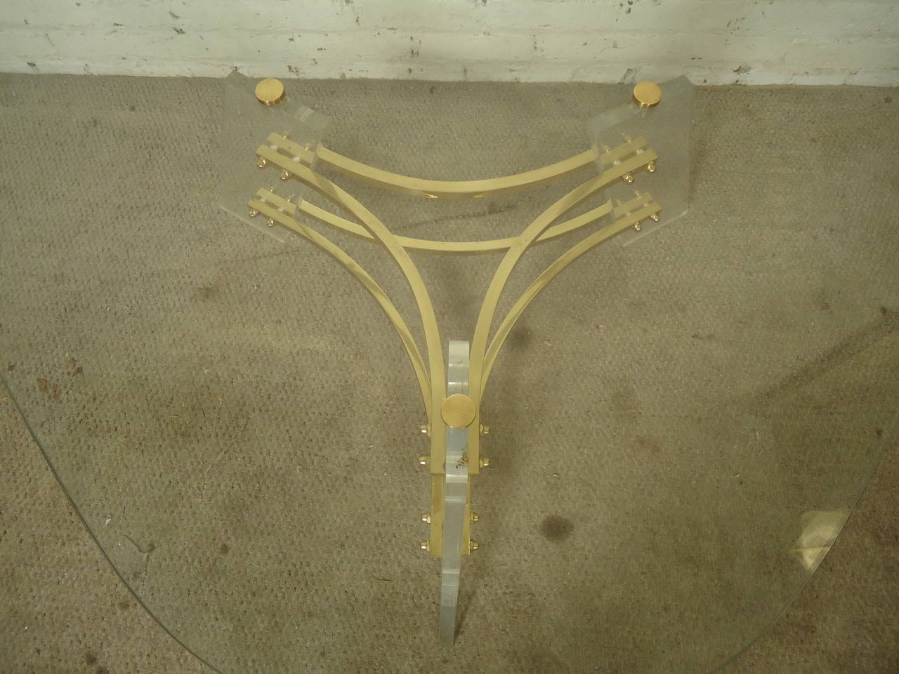 Fin du 20e siècle Table basse du milieu du siècle dernier en lucite et base en laiton de Charles Hollis Jones en vente