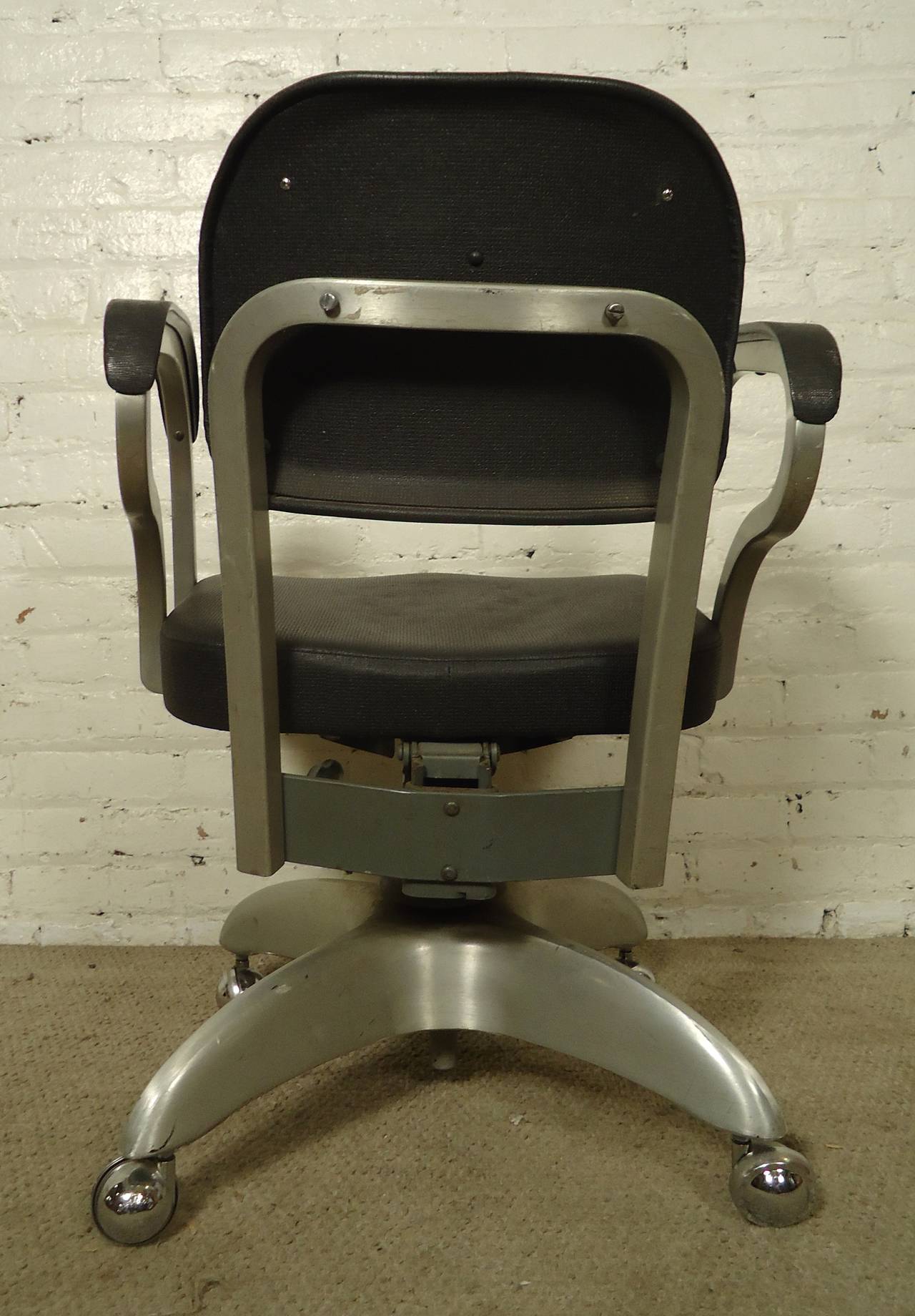 Rare Mid-Century Swivel Chair by Good Form In Good Condition In Brooklyn, NY