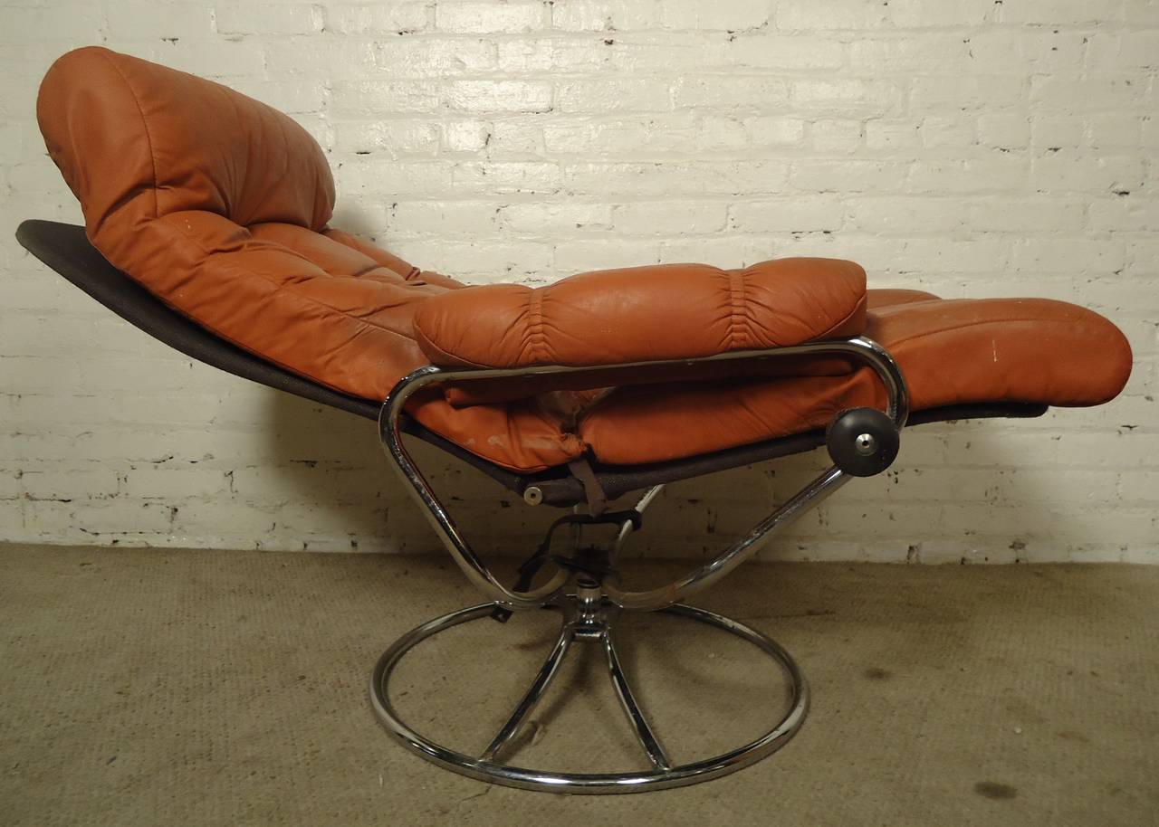 Mid-Century Reclining Chair and Ottoman by Ekornes Stressless In Good Condition In Brooklyn, NY