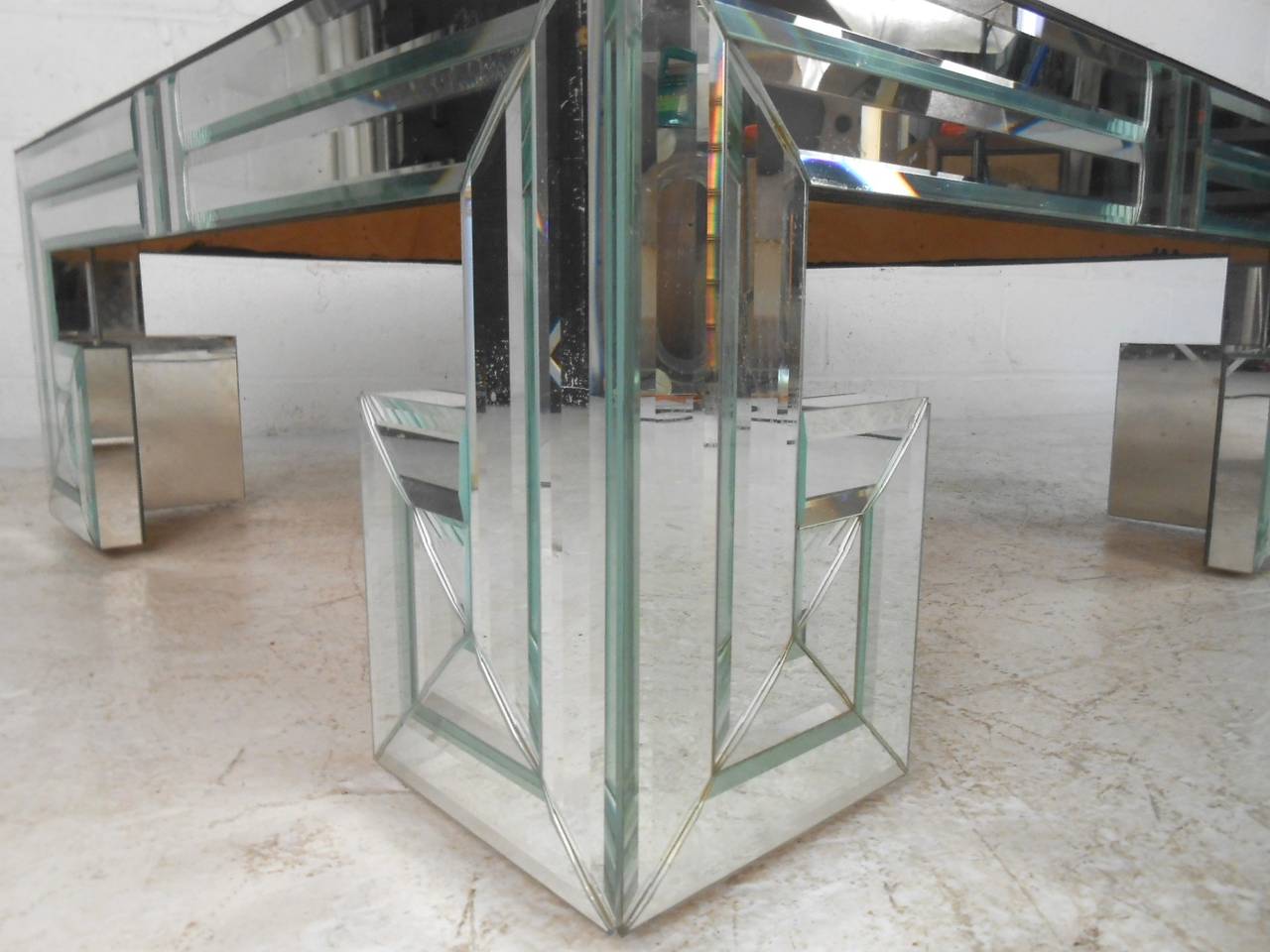 Moderner moderner Couchtisch mit Spiegel und Glas im Angebot 5