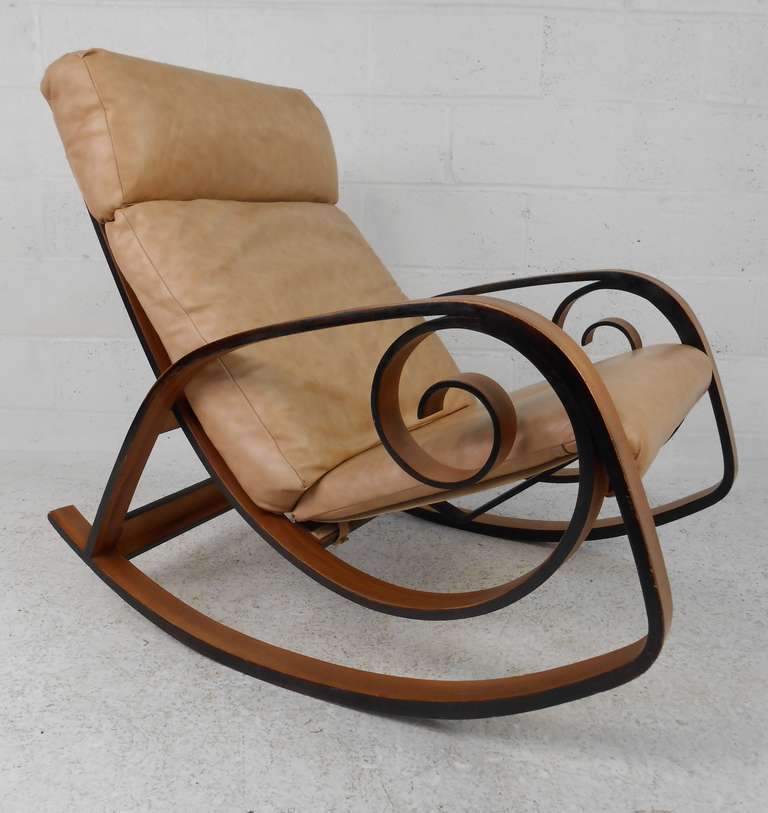 Ce fauteuil à bascule vintage moderne présente un cadre élégant en bois courbé et un siège en cuir incroyablement confortable. La qualité du design moderne du milieu du siècle dernier en fait un siège impressionnant pour le salon de la maison ou