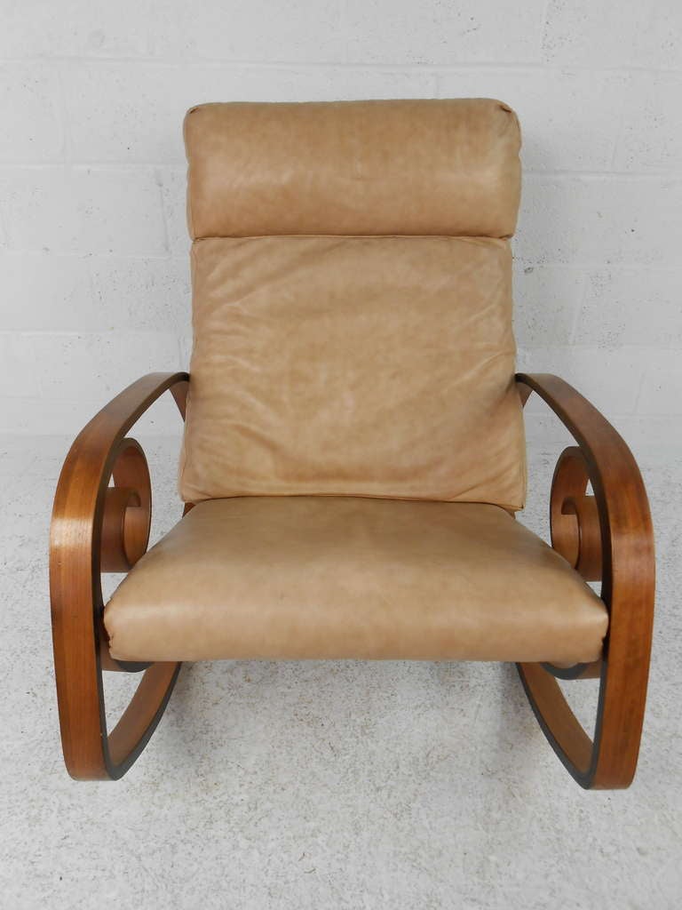 Américain Fauteuil à bascule danois moderne en bois cintré en vente