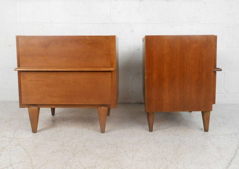 Pair of American of Martinsville Mid Century Modern Walnut Nightstands In Good Condition In Brooklyn, NY