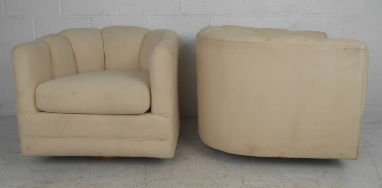 Comfortable pair of swiveling lounge chairs in the style of Milo Baughman. Please confirm item location (NY or NJ) with dealer.