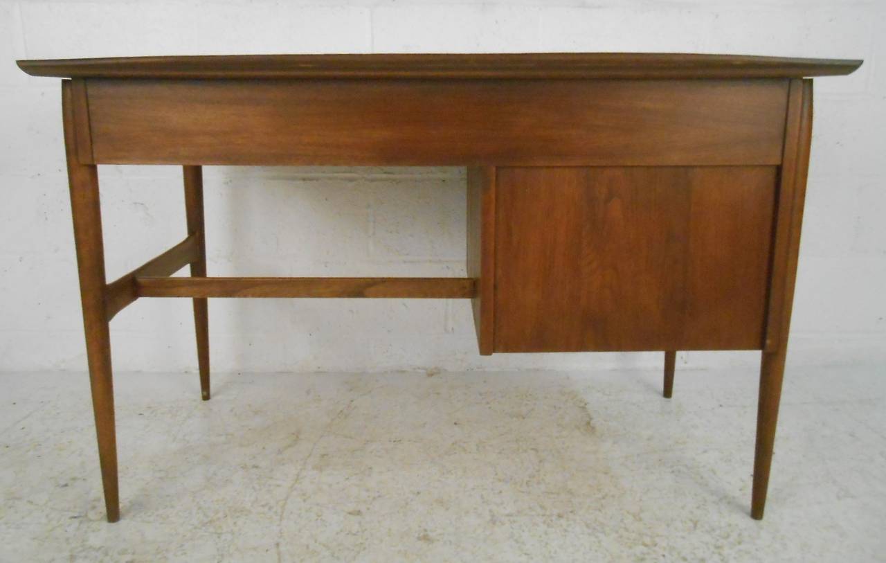Stylish Vintage Modern Desk by Bassett with a Finished Back (amerikanisch)