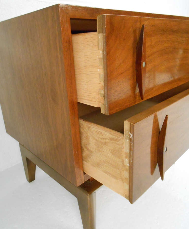 Mid-Century American of Martinsville Nightstand  In Good Condition In Brooklyn, NY