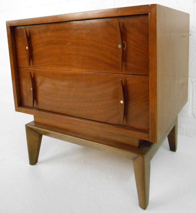 This single walnut nightstand from American of Martinsville reflects the quality design and craftsmanship from an era long gone. Perfect for any room, please confirm item location (NY or NJ).