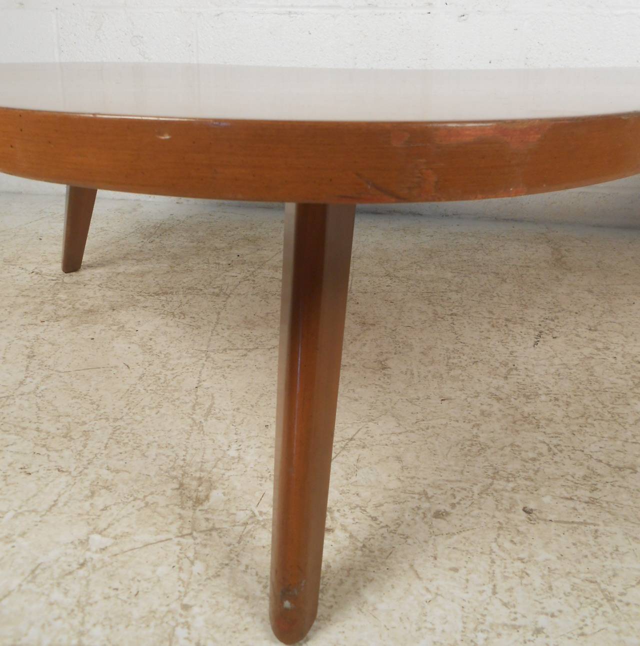 Large Atomic Modern Coffee Table in the Style of T.H. Robsjohn-Gibbings In Good Condition In Brooklyn, NY