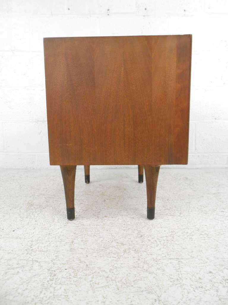 American of Martinsville Nightstand In Good Condition For Sale In Brooklyn, NY