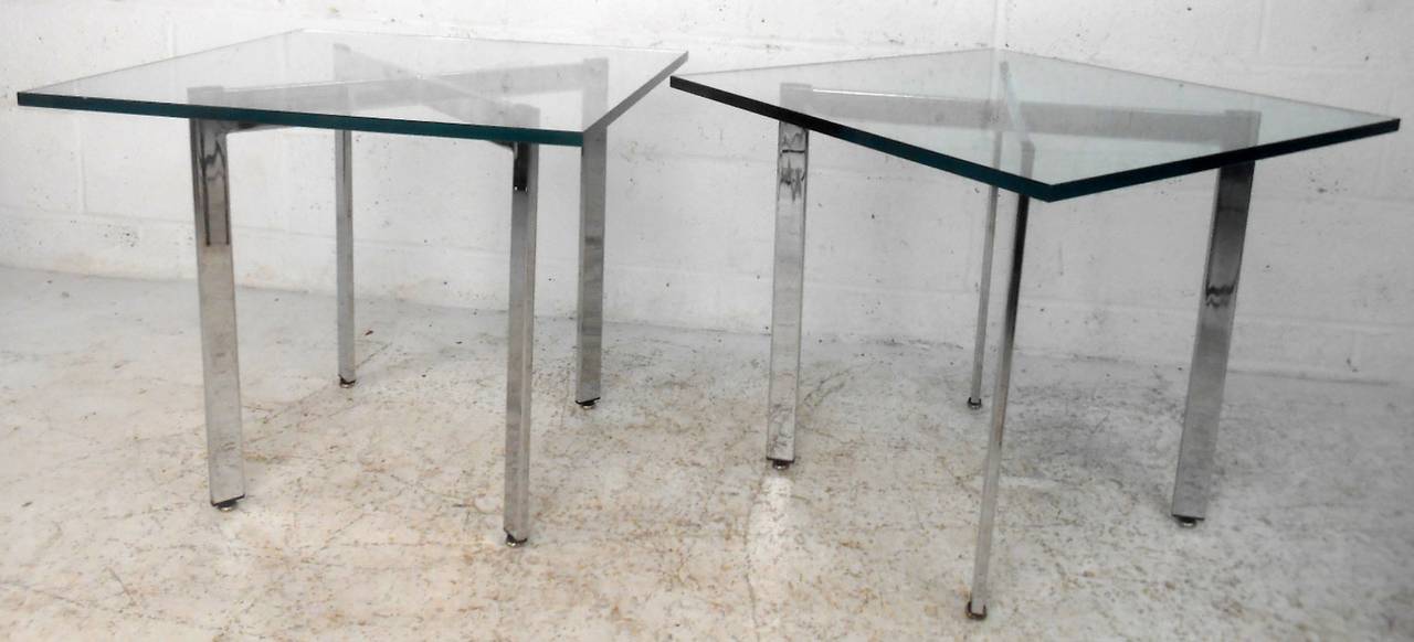 Pair of Mid-Century Milo Baughman Style Chrome and Glass Side Tables In Good Condition In Brooklyn, NY