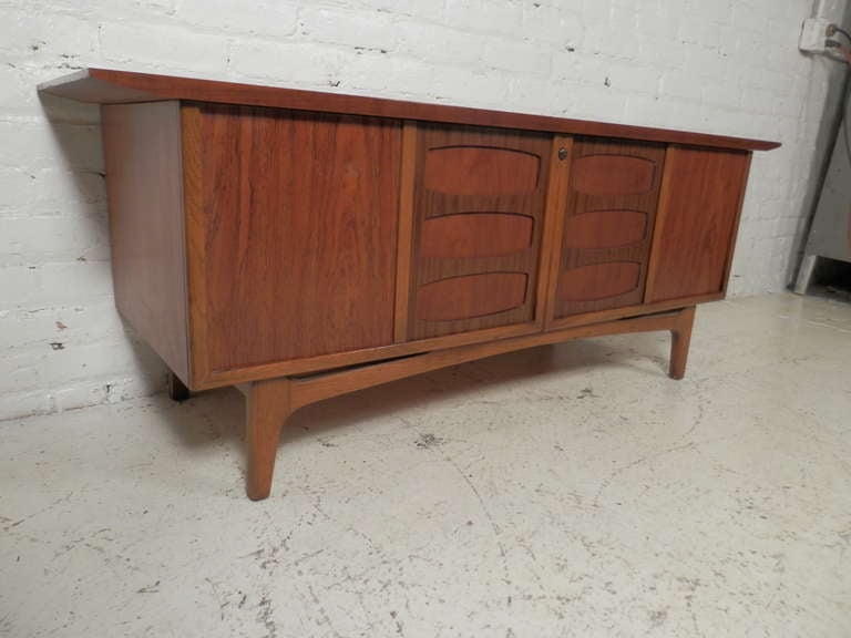 Mid-century modern flip top cedar trunk by Lane Furniture. Beautiful walnut grain with oak grain framing. Tapered legs and extended flare top. Also used at a living room coffee table.

(Please confirm item location - NY or NJ - with dealer)