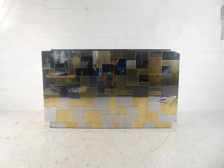 This Paul Evans Cityscape bar features a polished chrome and brass exterior accompanied by a beautiful slate top and two large storage compartments. Please confirm item location (NY or NJ).
