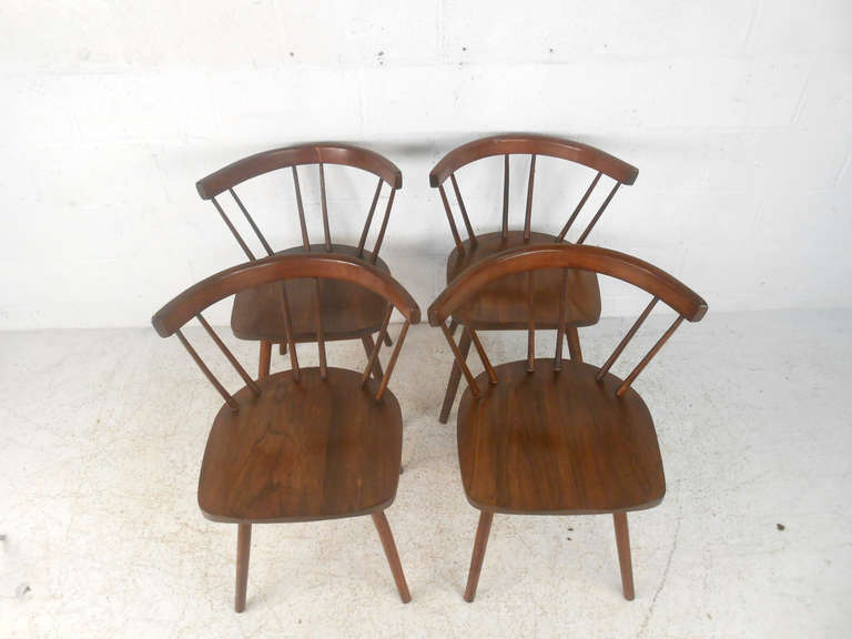 Set of Four Mid Century Modern American Windsor Style Chairs In Good Condition In Brooklyn, NY