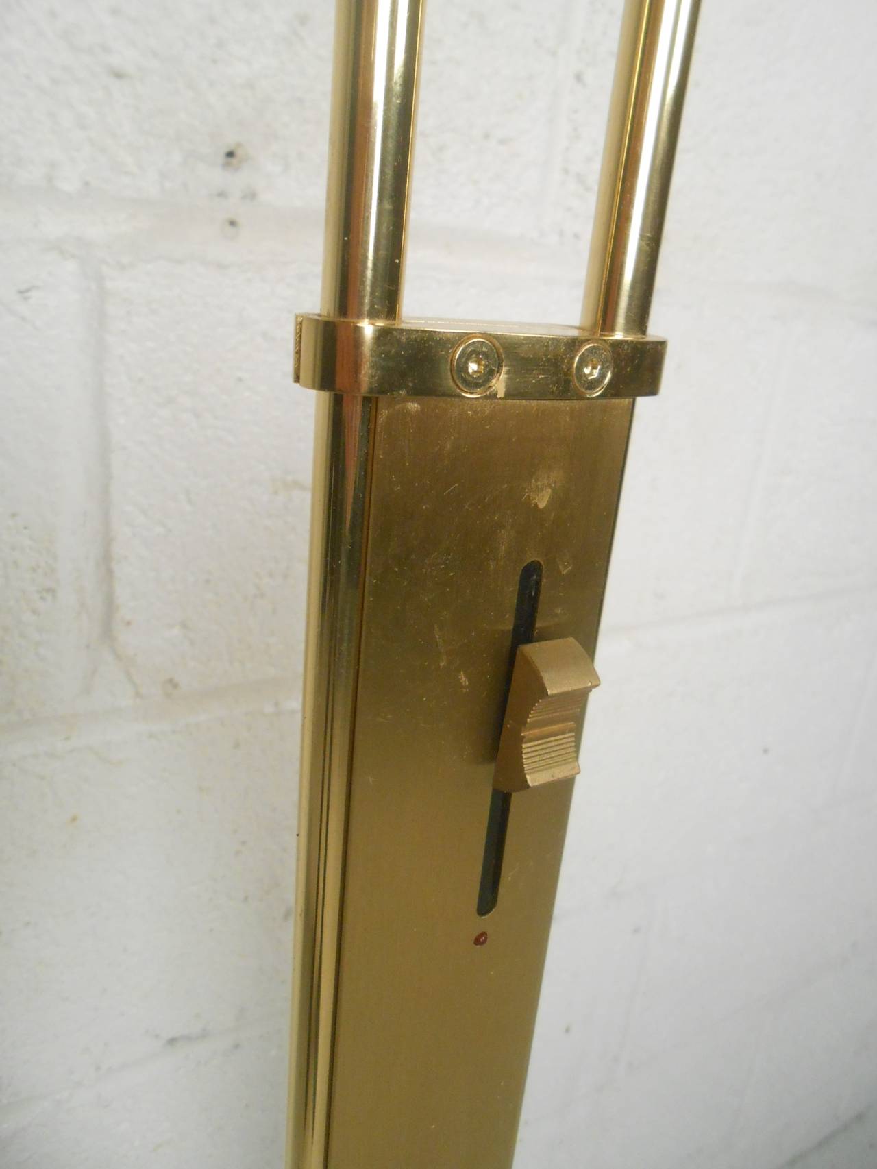 Elegant Standing Brass Torchère In Good Condition In Brooklyn, NY
