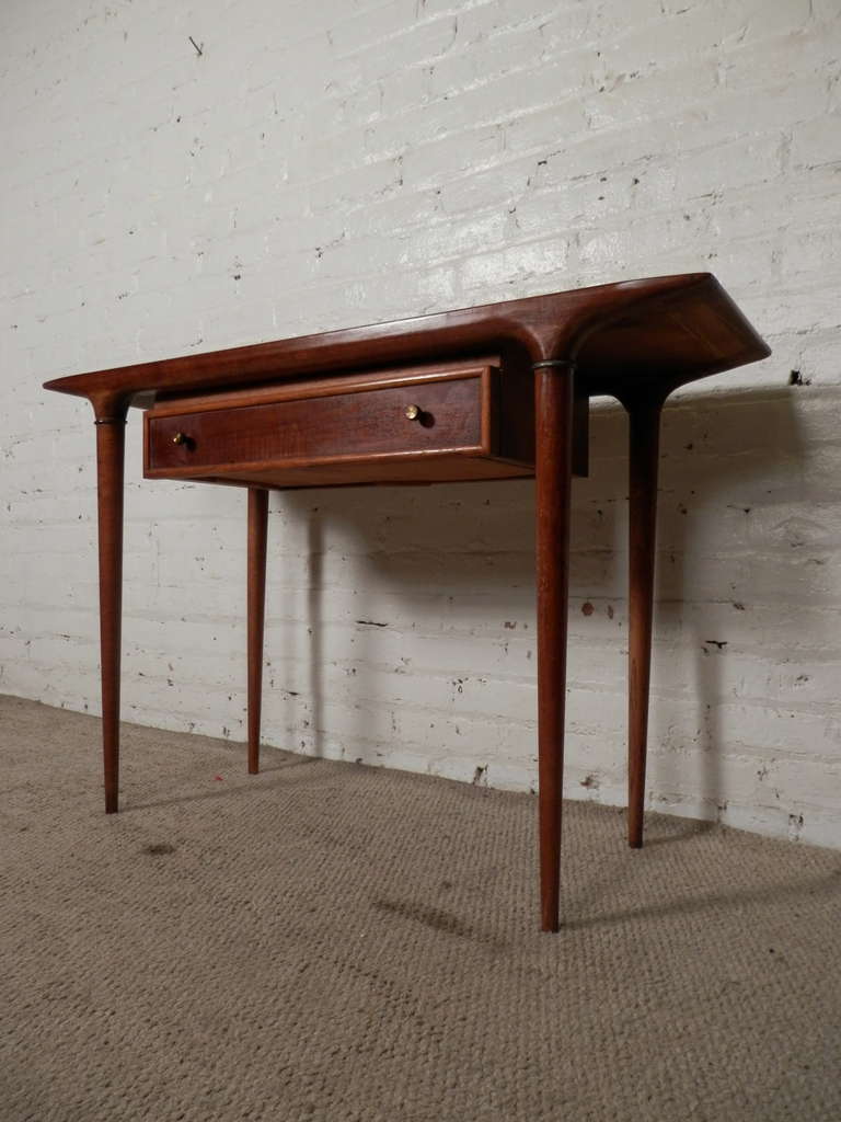 Charming table made by Lane Furniture Co in Virginia. Made of walnut with oak trimming. Lovely sculpted top with delicate tapered legs and wide drawer. Great for your entry way.

(Please confirm item location - NY or NJ - with dealer)