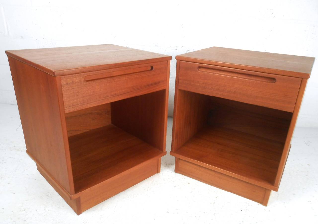 This gorgeous pair of teak finish nightstands feature single drawer storage, spacious cabinet storage, and midcentury style. Please confirm item location (NY or NJ).