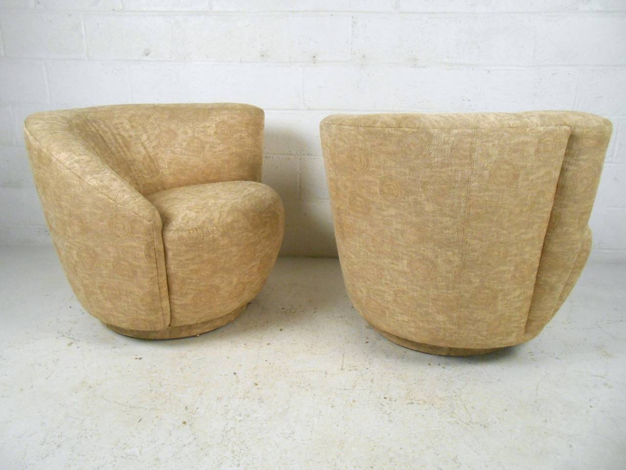 Pair of Mid-Century Modern Swivel Chairs im Zustand „Gut“ in Brooklyn, NY