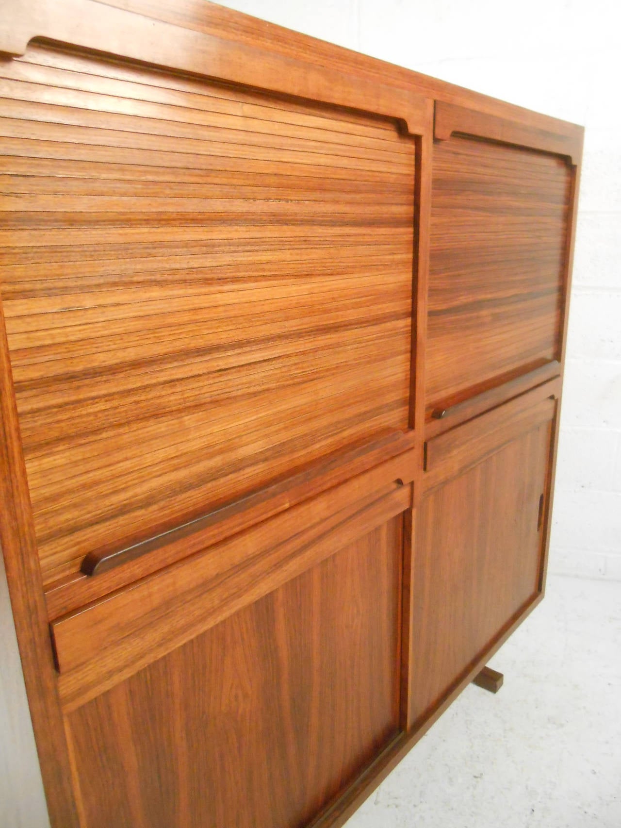 Gorgeous Mid-Century Modern Rosewood Bar Cabinet In Good Condition In Brooklyn, NY