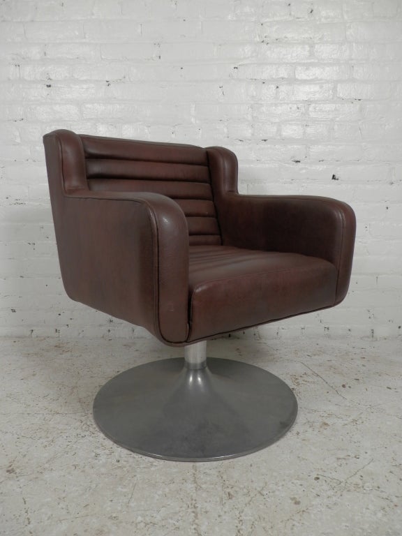 Great sixties Saarinen style to this unique arm chair.
