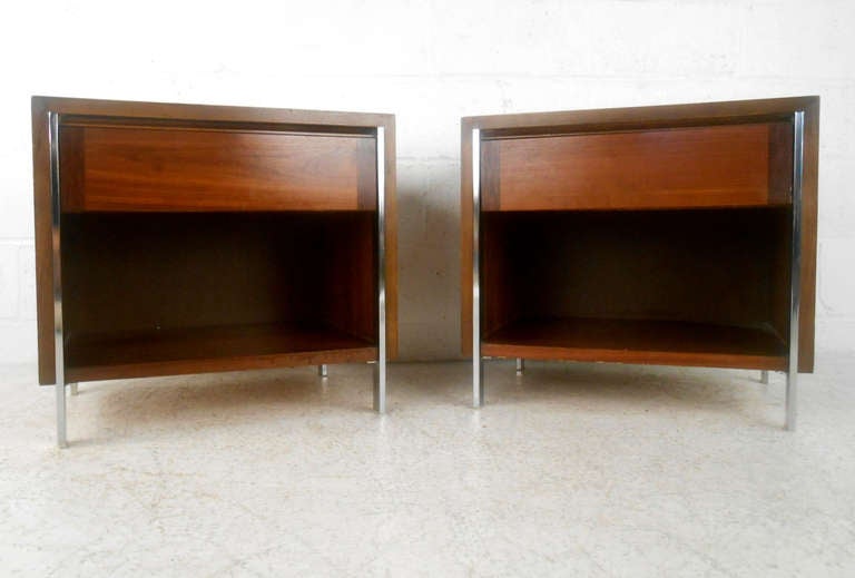 These lovely Delineator end-tables by Lane Furniture were designed in conjunction with Paul McCobb and feature a beautiful mix of walnut and rosewood, complimented with chrome legs. Please confirm item location (NY or NJ).