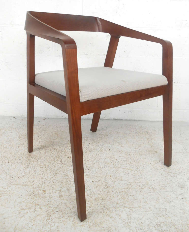 Beautifully crafted by Geiger, designed by Mark Goetz, this sleek, contemporary side chair features solid wood construction with a curved seat back ribbon arms. Stylish armchair for home or business seating. Please confirm item location (NY or NJ).
