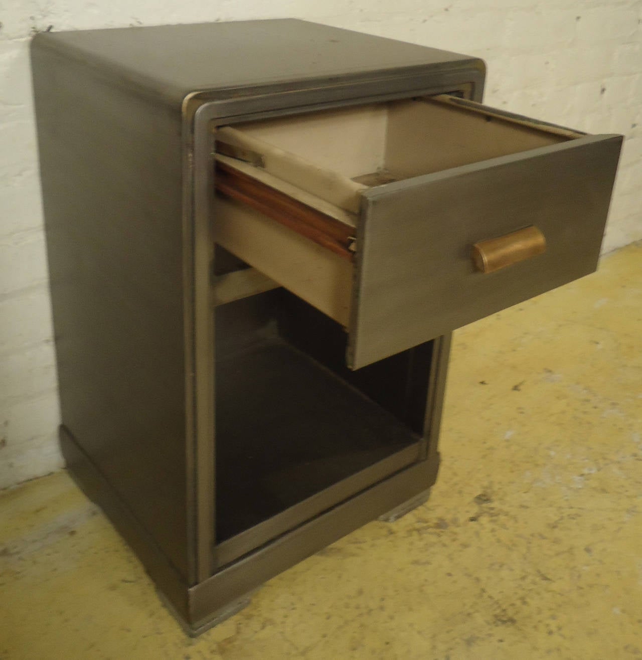 Vintage-modern 1960's Simmons nightstand featuring one drawer with sculpted brass handle and lower storage compartment.

(Please confirm item location - NY or NJ - with dealer)