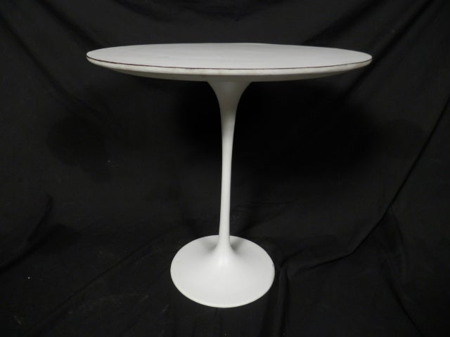 Vintage Modern White Tulip Side Table In Good Condition In Brooklyn, NY