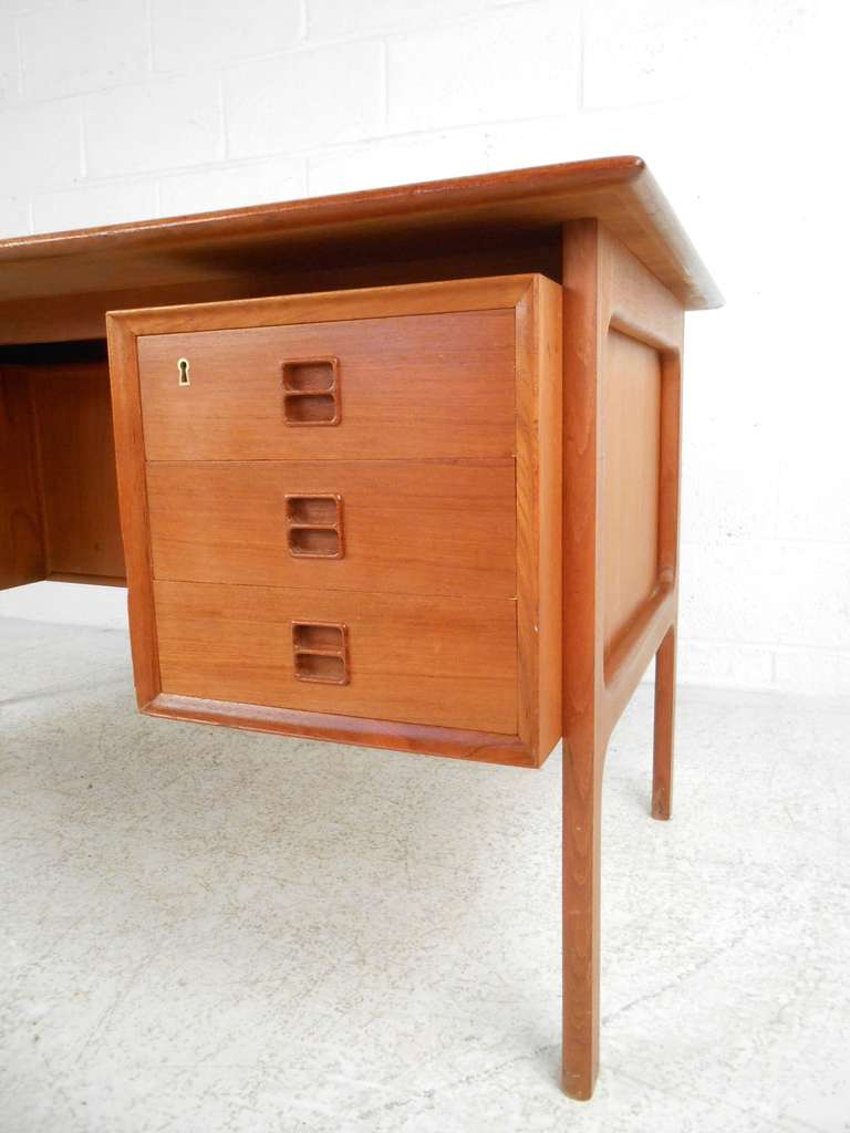Scandinavian Modern Mid-Century Modern Teak Desk in the Style of Arne Vodder