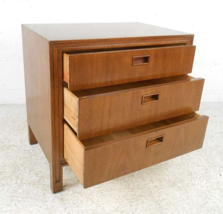 Pair of Mid-Century Modern American Nightstands by Mount Airy Furniture Company 1