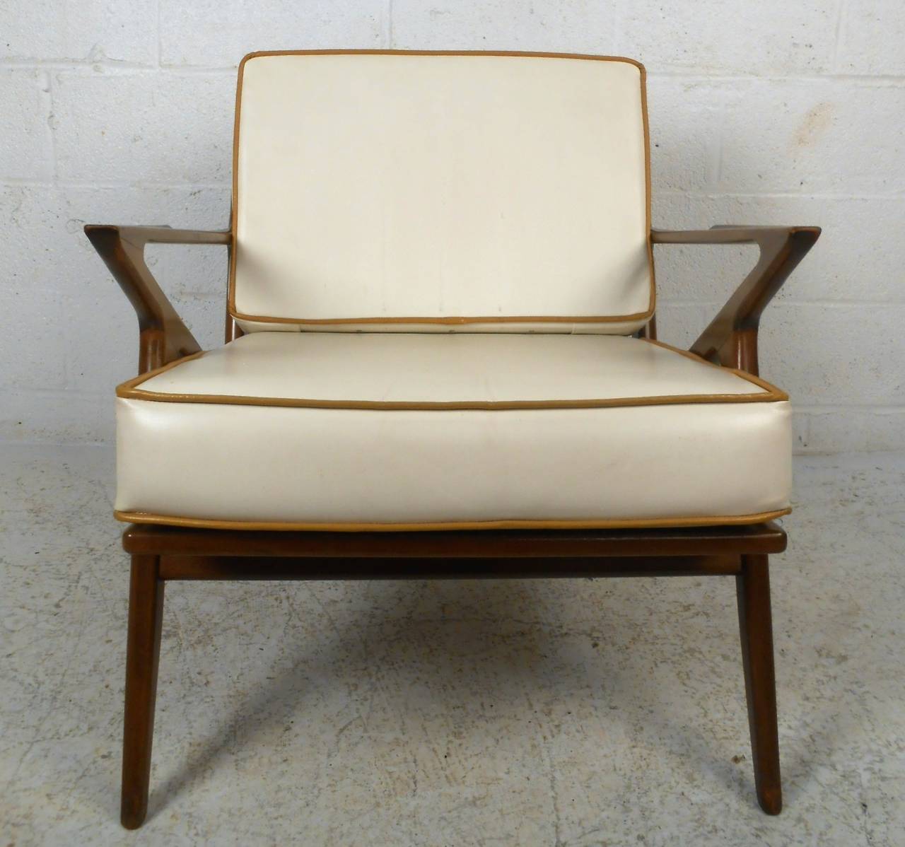 This stylish midcentury design combines comfort and style in an arm chair perfect for lounging. Sculpted Z frame design complimented by vintage vinyl upholstery make for a great addition to any room. Please confirm item location (NY or NJ).