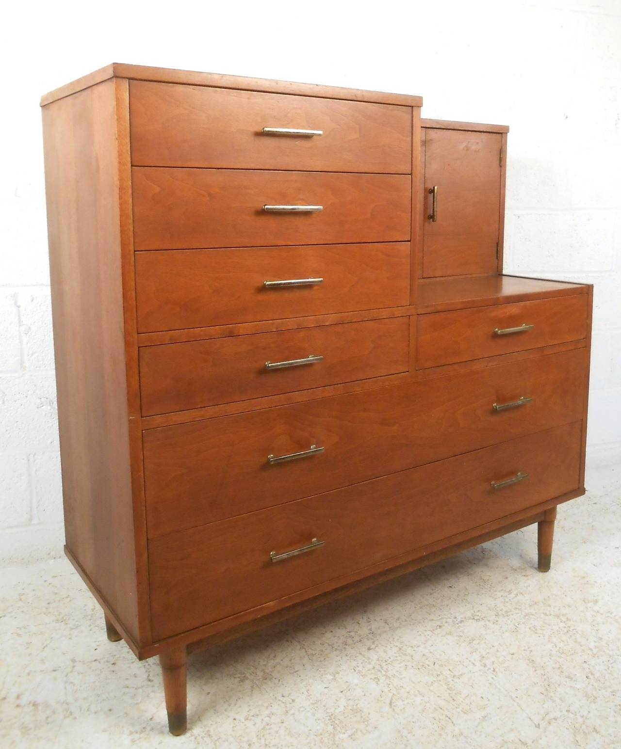 This wonderful dresser combines a variety of storage options with a built in hide-away vanity. Mid-Century drexel construction includes dovetailed drawers and unique pulls. Please confirm item location (NY or NJ).