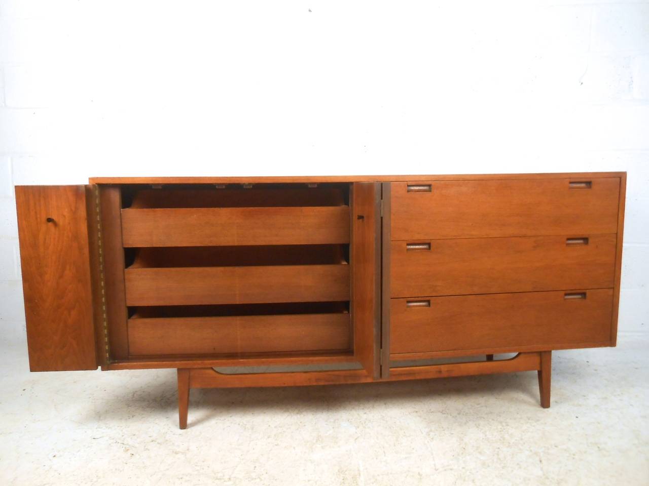 American of Martinsville Six-Drawer Dresser In Good Condition In Brooklyn, NY