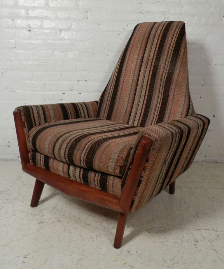 Moderner Vintage-Sessel mit hoher Rückenlehne im Stil von Adrian Pearsall. Die schönen Nussbaumbeine und die geformte Vorderseite verleihen ihm ein ausgeprägtes Pearsall-Flair, mit einer eleganten, sich verjüngenden Rückseite. Sollte