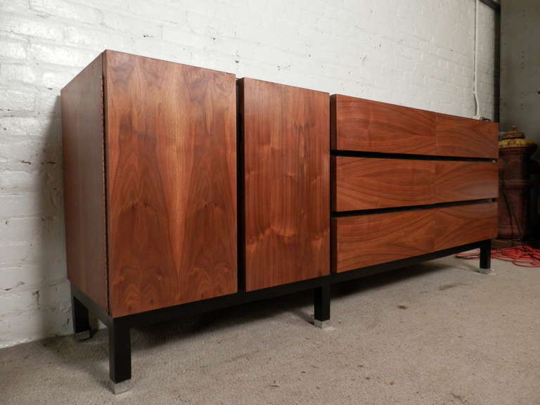 Mid-century modern long chest of drawers by American of Martinsville. Made of quality book matched walnut grain with handsome black trim. Clean modern lines, nine drawers, well made and well designed.

(Please confirm item location - NY or NJ -